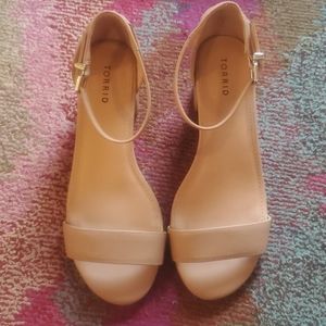 Like New Block heel strappy sandal beige ww